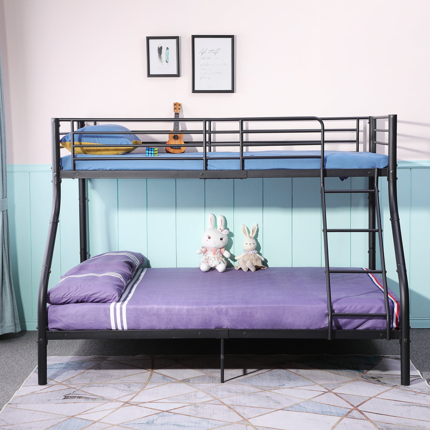 Stapelbed Met Twee Eenpersoonsbedden Boven Een Standaardbed