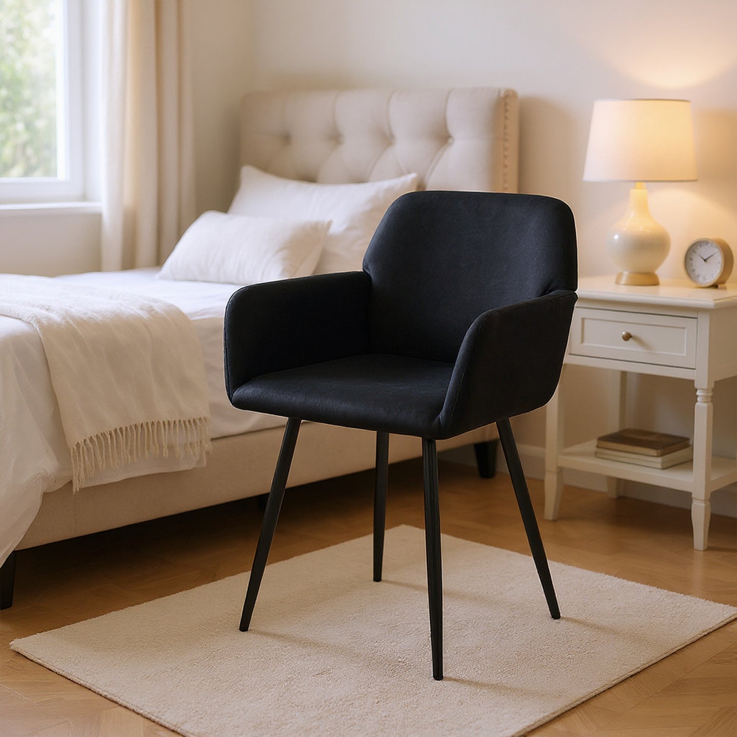 Brede eetkamerstoel met fluwelen armleuningen, zwart/donkergrijs - KAMEY